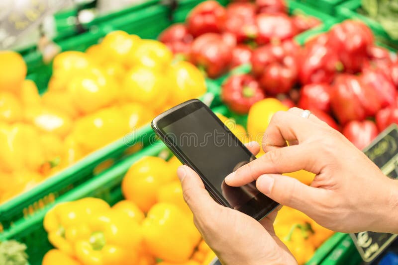 Mensenhand het digiting op mobiele slimme telefoon - Online het winkelen concept royalty-vrije stock afbeelding Mensenhand het digiting op mobiele slimme telefoon - Online het winkelen concept royalty-vrije stock afbeelding