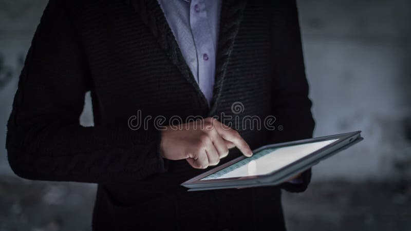 Mensenhand wat betreft het Scherm op Digitale Tablet 1
