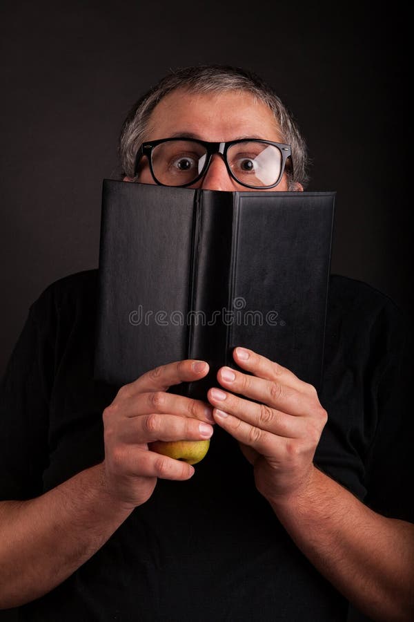 Mensenhuiden achter groot glad leerboek royalty-vrije stock afbeeldingen Mensenhuiden achter groot glad leerboek royalty-vrije stock afbeeldingen