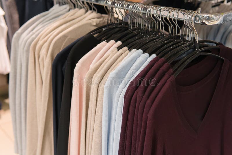 Mensenkleren, rij van sweatshirts, het winkelen stock afbeelding Mensenkleren, rij van sweatshirts, het winkelen stock afbeelding