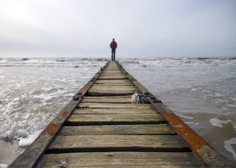 mensentribune op houten pijler in midden van overzees stock foto mensentribune op houten pijler in midden van overzees stock foto