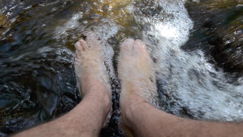 Mensenwas zijn benen in vers bronwater