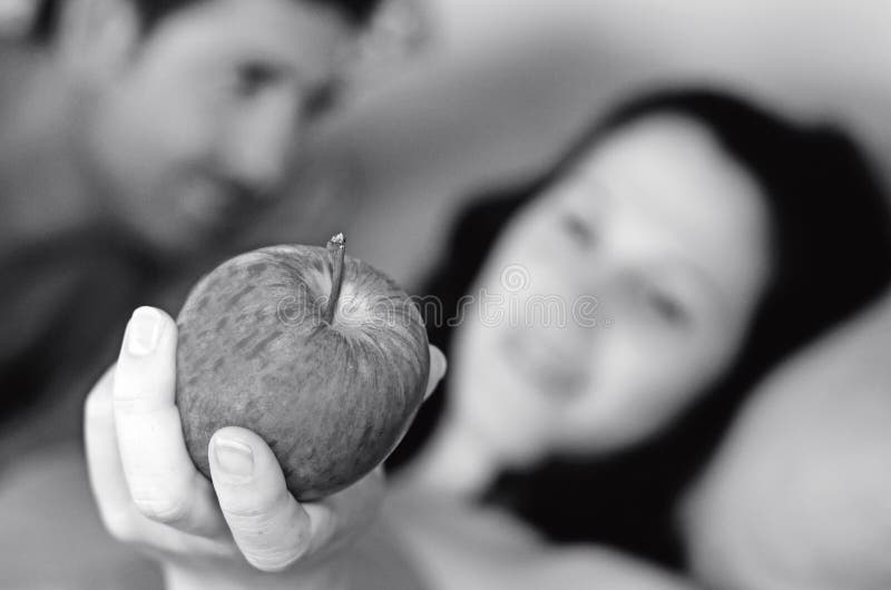 Mensonge d'homme et de femme dans le lit photos libres de droits Mensonge d'homme et de femme dans le lit photos libres de droits