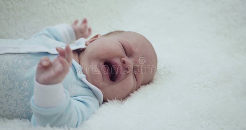 Mensonge pleurant adorable petit bébé sur elle de retour. clips vidéos