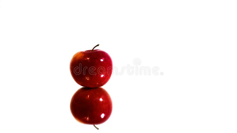 Mensonge rouge de pomme sur la surface se reflétante photographie stock libre de droits Mensonge rouge de pomme sur la surface se reflétante photographie stock libre de droits