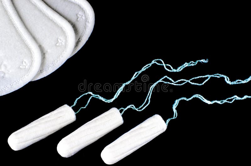 Menstrueel periodeconcept De bescherming van de vrouwenhygi?ne Katoenen tampons op zwarte achtergrond stock foto Menstrueel periodeconcept De bescherming van de vrouwenhygi?ne Katoenen tampons op zwarte achtergrond stock foto