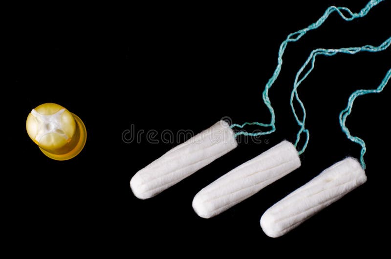 Menstrueel periodeconcept De bescherming van de vrouwenhygiëne Katoenen tampons op zwarte achtergrond De hoogste vlakke mening, l royalty-vrije stock afbeelding Menstrueel periodeconcept De bescherming van de vrouwenhygiëne Katoenen tampons op zwarte achtergrond De hoogste vlakke mening, l royalty-vrije stock afbeelding