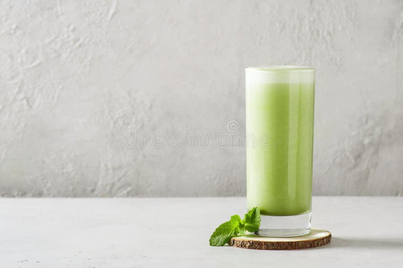 Menta lisa verde o latte matcha en vidrio alto