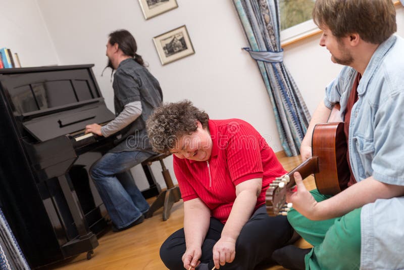 Mentalement - la femme handicapée apprécie sa musicothérapie image stock Mentalement - la femme handicapée apprécie sa musicothérapie image stock