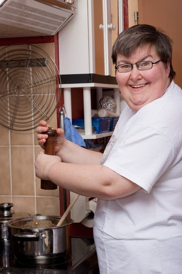 Mentalmente - la mujer lisiada está cocinando imagen de archivo libre de regalías Mentalmente - la mujer lisiada está cocinando imagen de archivo libre de regalías