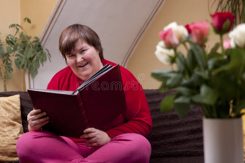 Mentalmente - mujer lisiada que lee un libro imagenes de archivo Mentalmente - mujer lisiada que lee un libro imagenes de archivo