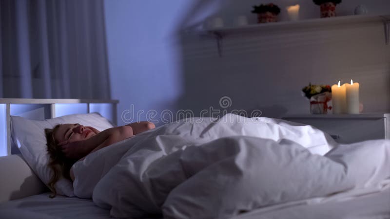 Mentalmente - schizofrenia malata di sofferenza della donna, voci di udito in testa, trovantesi a letto fotografie stock libere da diritti Mentalmente - schizofrenia malata di sofferenza della donna, voci di udito in testa, trovantesi a letto fotografie stock libere da diritti