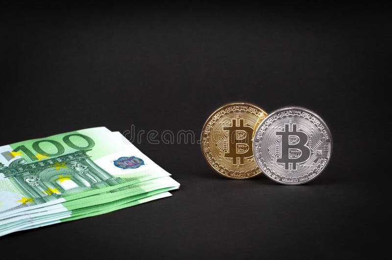 Mentira de Bitcoins en un fondo oscuro con el euro, primer imagen de archivo libre de regalías Mentira de Bitcoins en un fondo oscuro con el euro, primer imagen de archivo libre de regalías