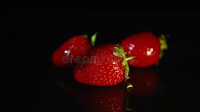 Mentira de las fresas en un fondo oscuro HD