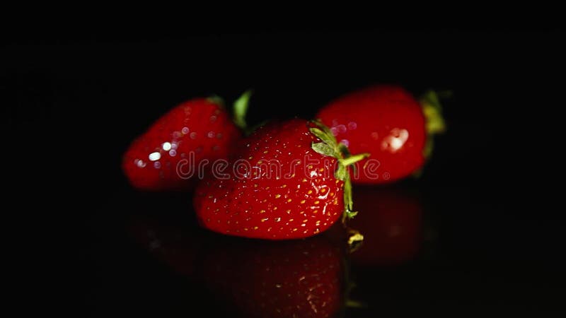 Mentira de las fresas en una tabla oscura HD