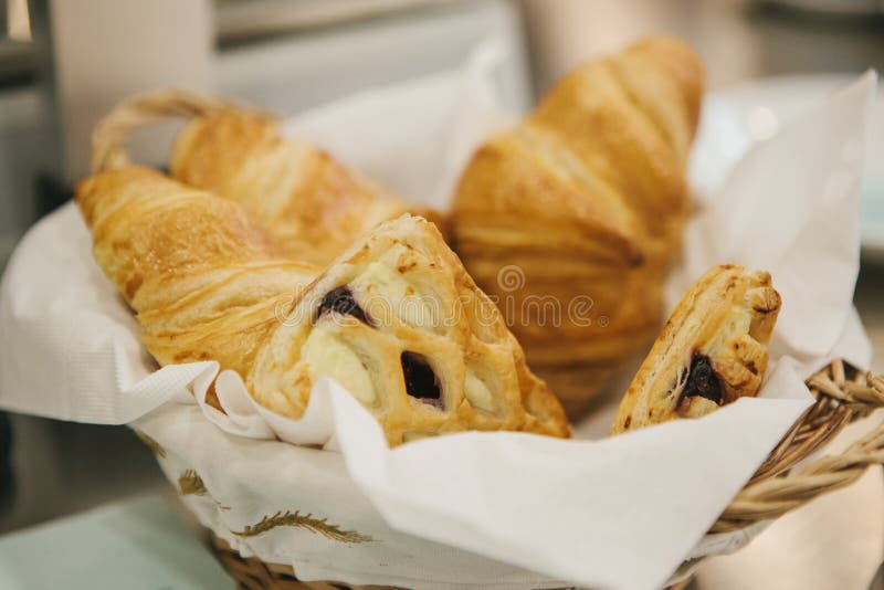 Mentira francesa tradicional dos croissant na cesta Alimento nutritivo e delicioso fotos de stock royalty free Mentira francesa tradicional dos croissant na cesta Alimento nutritivo e delicioso fotos de stock royalty free