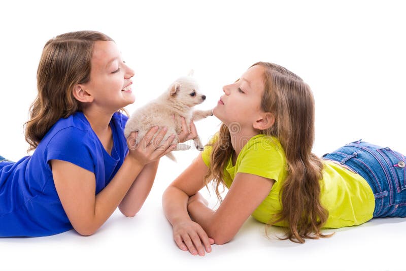 Mentira gemela feliz de las muchachas del niño de la hermana y del perro de perrito fotos de archivo Mentira gemela feliz de las muchachas del niño de la hermana y del perro de perrito fotos de archivo