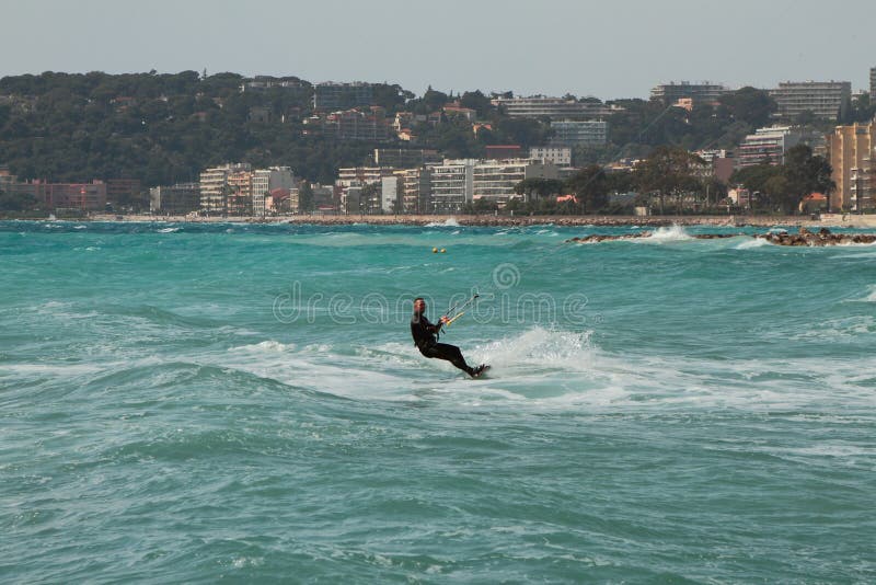 Menton Francja, Apr, Ładny, - 20, 2019: Kania surfingowiec w morzu fotografia royalty free Menton Francja, Apr, Ładny, - 20, 2019: Kania surfingowiec w morzu fotografia royalty free