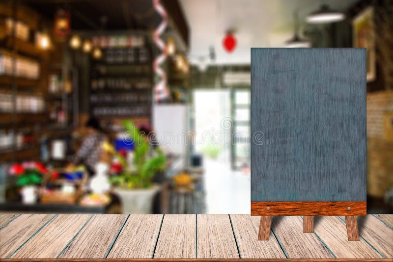 Menu en bois de signe de tableau noir de cadre de tableau sur la table en bois, fond brouillé d'image image stock Menu en bois de signe de tableau noir de cadre de tableau sur la table en bois, fond brouillé d'image image stock