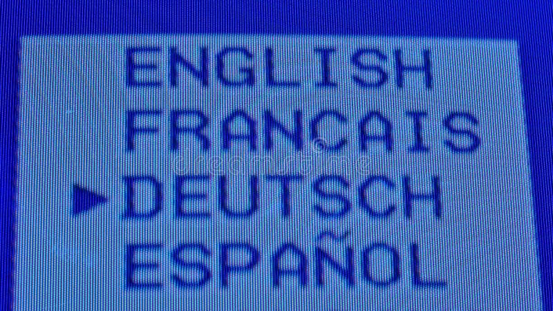 Menu paramètres à une vieille Télé. Paramètre de langue. De pixel fond bleu.. Télévision rétro. Fin de macro. clips vidéos