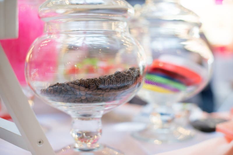 Menzogne dei chicchi di caffè fotografia stock libera da diritti Menzogne dei chicchi di caffè fotografia stock libera da diritti