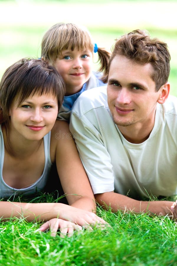 menzogne dell'erba della famiglia fotografie stock menzogne dell'erba della famiglia fotografie stock