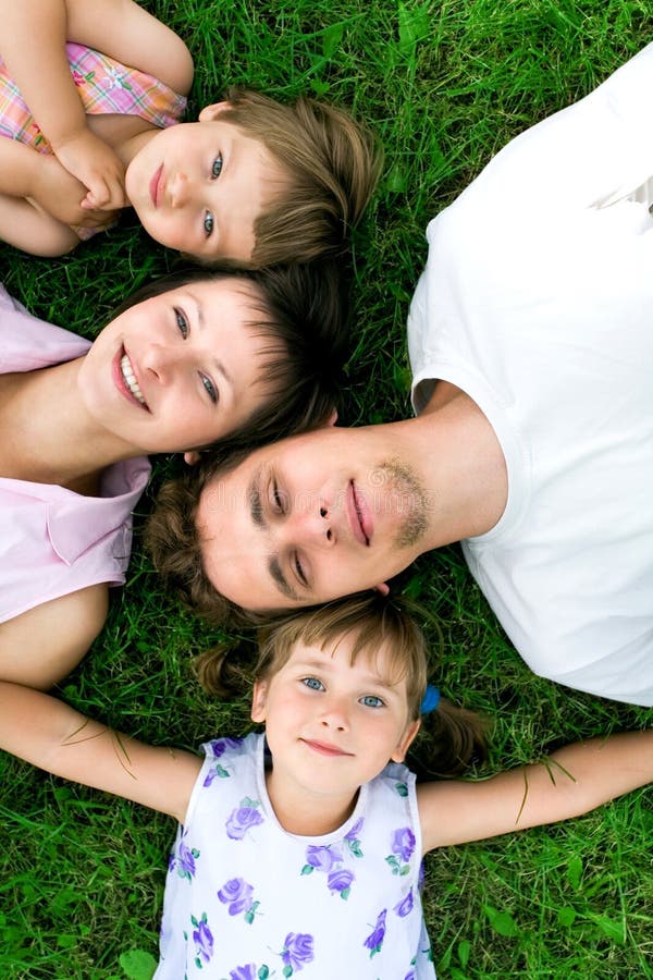 menzogne dell'erba della famiglia fotografia stock libera da diritti menzogne dell'erba della famiglia fotografia stock libera da diritti