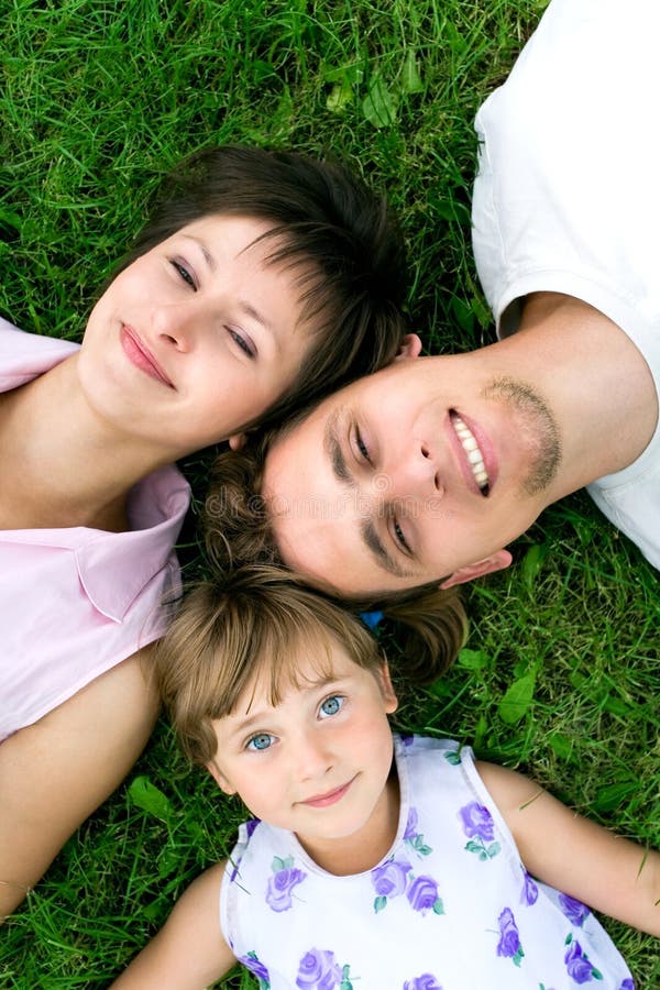 menzogne dell'erba della famiglia immagine stock menzogne dell'erba della famiglia immagine stock