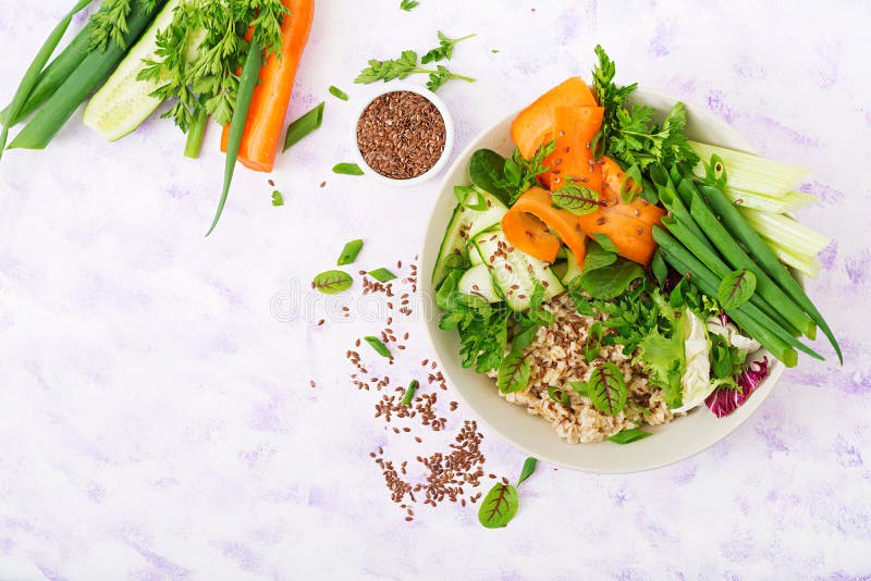 Menú de la dieta Forma de vida sana Gachas de avena y verduras frescas - apio, espinaca, pepino, zanahoria y cebolla de la avena imagen de archivo libre de regalías Menú de la dieta Forma de vida sana Gachas de avena y verduras frescas - apio, espinaca, pepino, zanahoria y cebolla de la avena imagen de archivo libre de regalías