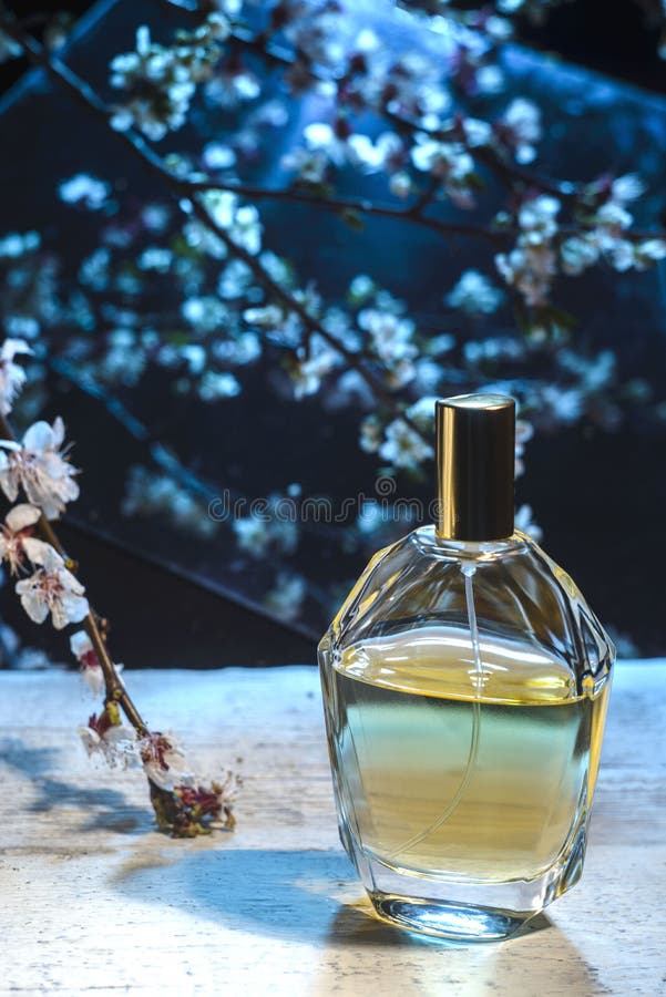 Men’sparfum op een houten lijst aangaande een bloemenachtergrond royalty-vrije stock foto's Men’sparfum op een houten lijst aangaande een bloemenachtergrond royalty-vrije stock foto's