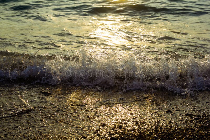 Download Mer au coucher du soleil image stock. Image du noir, étang - 77157783