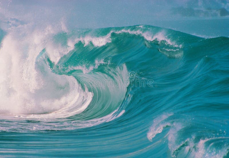 Mer avec des ondes photographie stock libre de droits