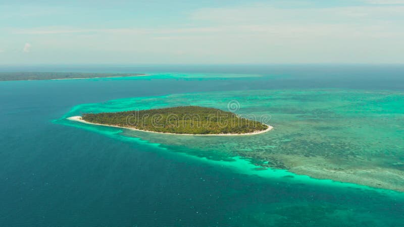 Mer avec île et lagunes tropicales. philippine de balabac palawan.