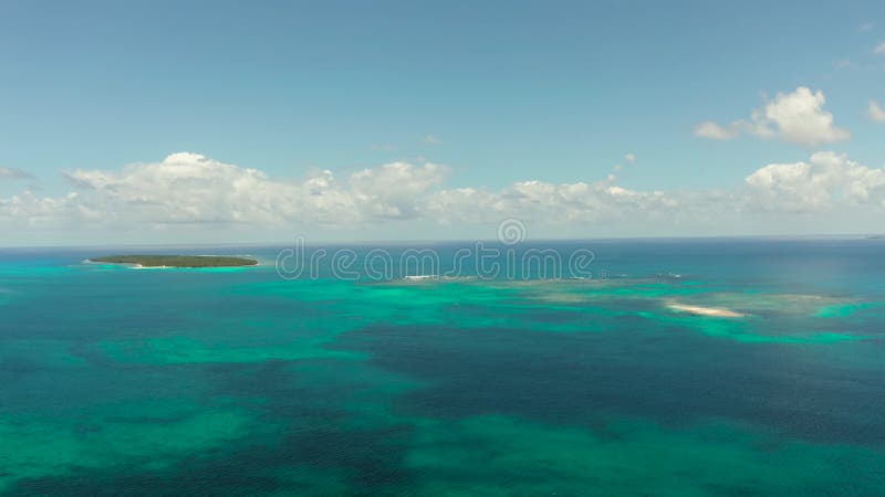 Mer avec îles tropicales et eau turquoise.