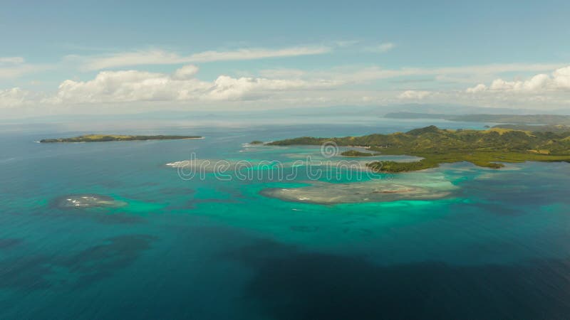 Mer avec îles tropicales et eau turquoise.