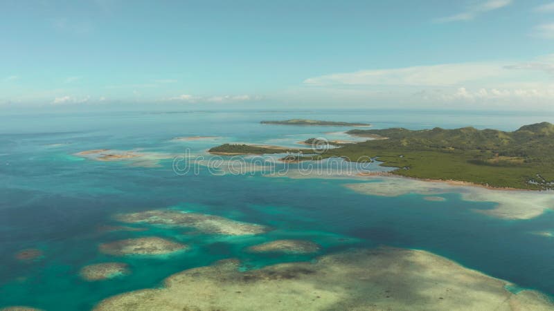 Mer avec îles tropicales et eau turquoise.