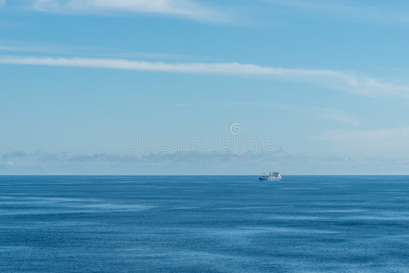 Mer bleue calme près de la côte américaine. Océan pacifique paysage calme mer bleue près de la côte américaine vue de la voile.