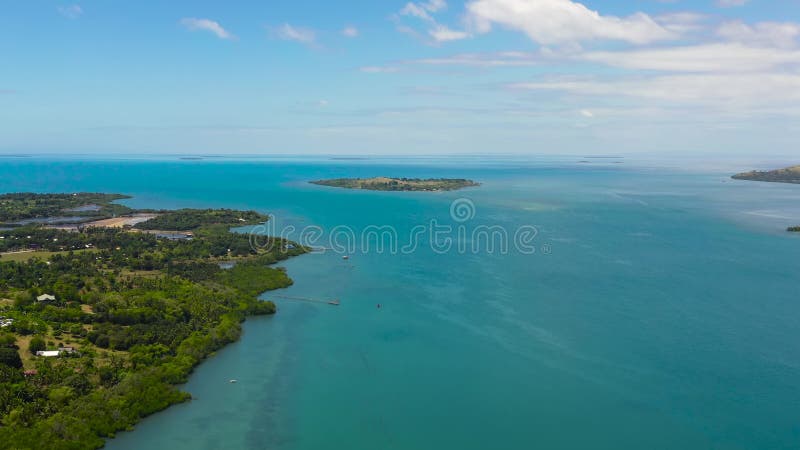 Mer bleue et îles tropicales. Philippines.