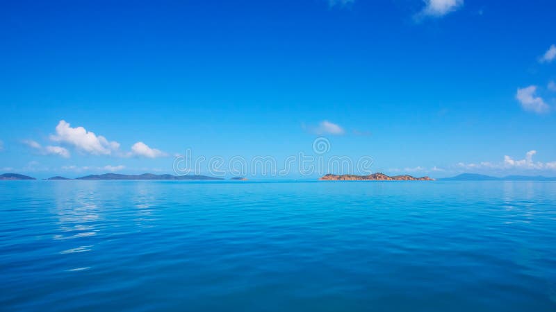 Mer calme, ciel bleu d'océan et horizon photographie stock libre de droits