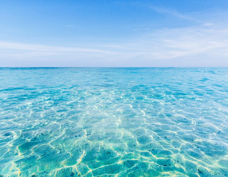Mer clair comme de l'eau de roche d'île tropicale images stock Mer clair comme de l'eau de roche d'île tropicale images stock