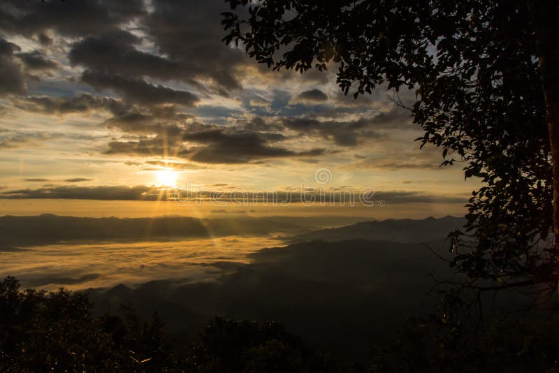 Mer de brume avec Doi Luang Chiang Dao, barrage de Doi de forme de vue dans Wianghaeng