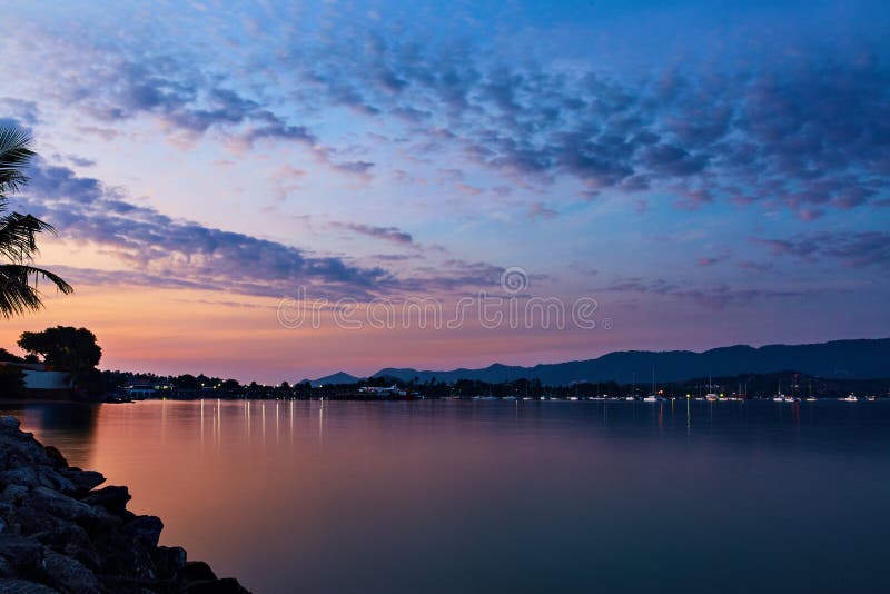 Mer de coucher du soleil de côte d'île, beau ciel Paysage marin tropical, côte photographie stock libre de droits Mer de coucher du soleil de côte d'île, beau ciel Paysage marin tropical, côte photographie stock libre de droits