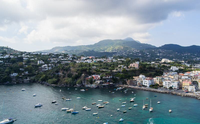 Mer et côte aussi bien que yachts et bateaux dans des ischions Italie image libre de droits Mer et côte aussi bien que yachts et bateaux dans des ischions Italie image libre de droits