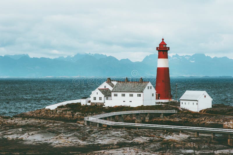 Mer et montagnes de paysage de la Norvège de phare de Tranoy sur le Scandinave de paysage de voyage de fond images libres de droits Mer et montagnes de paysage de la Norvège de phare de Tranoy sur le Scandinave de paysage de voyage de fond images libres de droits