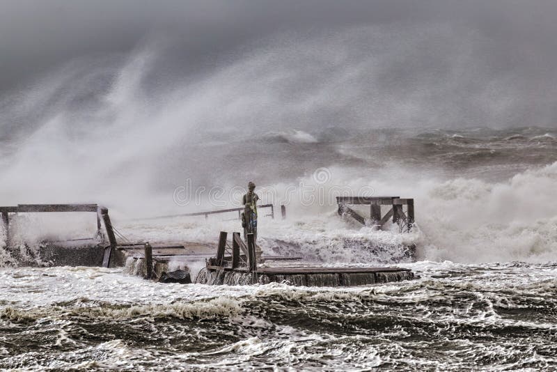 Mer orageuse d'hiver avec de hautes vagues et accidents de vent sur le romain photo libre de droits Mer orageuse d'hiver avec de hautes vagues et accidents de vent sur le romain photo libre de droits