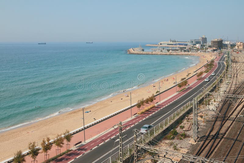 Mer, plage sablonneuse et route le long de littoral Tarragona, Espagne photos stock Mer, plage sablonneuse et route le long de littoral Tarragona, Espagne photos stock
