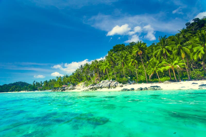 Mer tropicale et ciel bleu en Koh Samui, Thaïlande photo stock Mer tropicale et ciel bleu en Koh Samui, Thaïlande photo stock