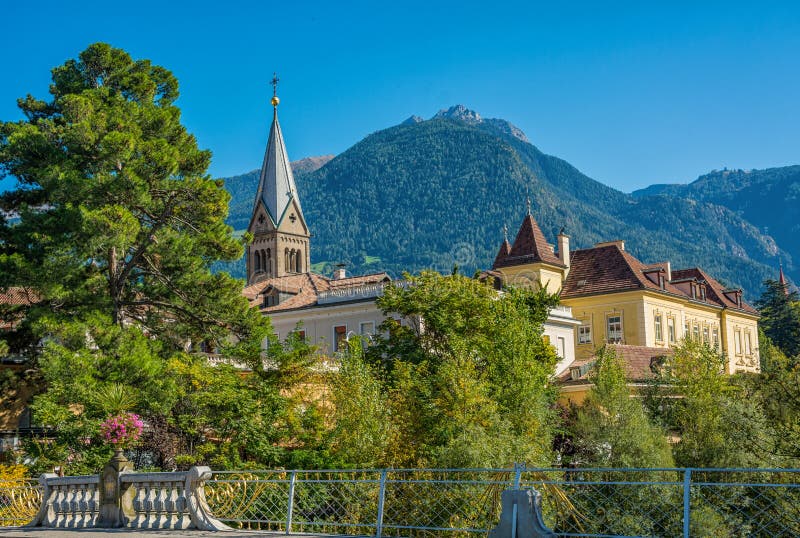 Merano au Tyrol du sud, une belle ville de Trentino Alto Adige, vue sur la promenade célèbre le long de la rivière de Passirio l' image stock Merano au Tyrol du sud, une belle ville de Trentino Alto Adige, vue sur la promenade célèbre le long de la rivière de Passirio l' image stock