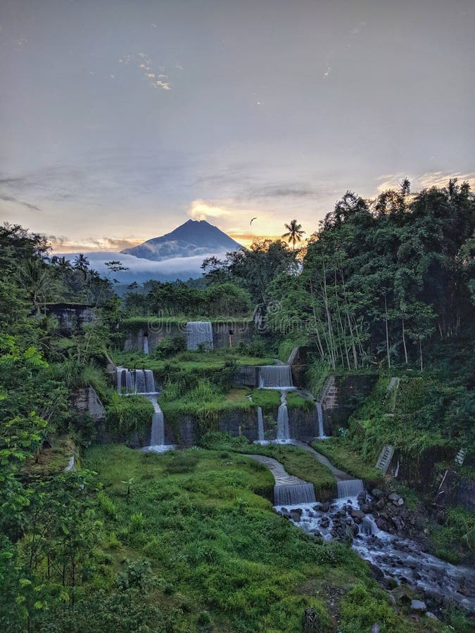 Merapi bergsikt från den Mangunsuko bron, Magelang Indonesien arkivbild Merapi bergsikt från den Mangunsuko bron, Magelang Indonesien arkivbild