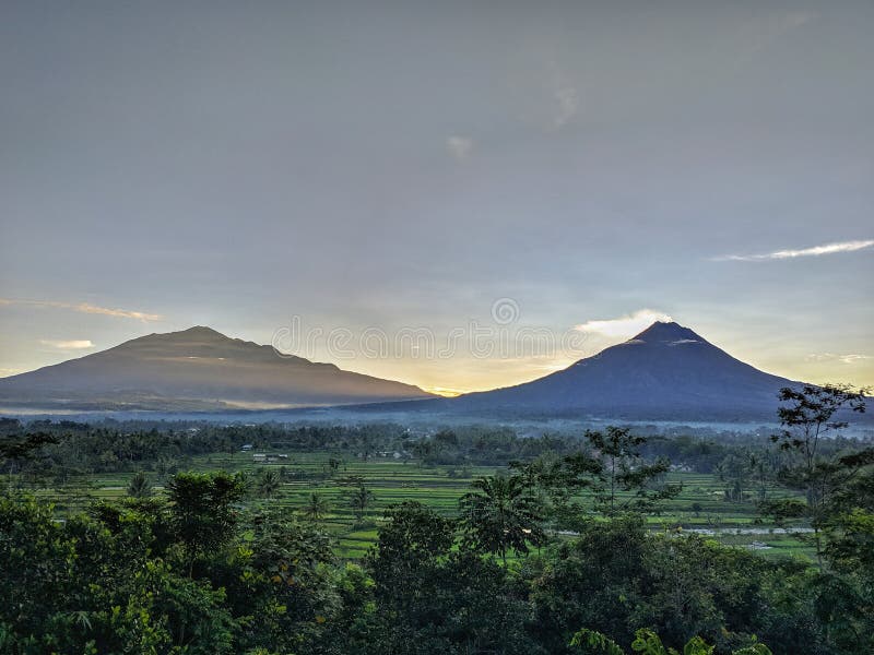 Merbabu berg- och Merapi bergsikt i morgonen arkivbild Merbabu berg- och Merapi bergsikt i morgonen arkivbild